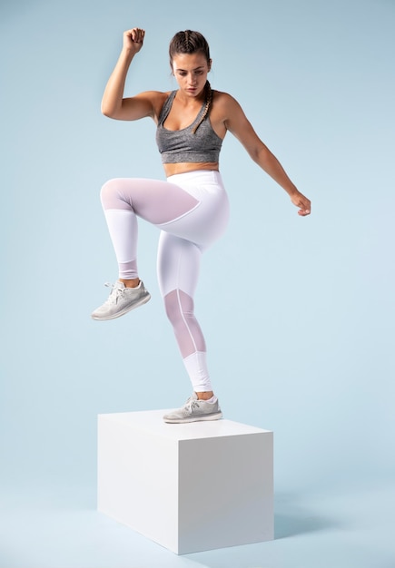 Mujer joven haciendo fitness en ropa deportiva