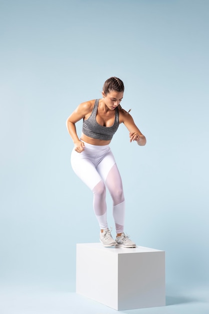 Mujer joven haciendo fitness en ropa deportiva