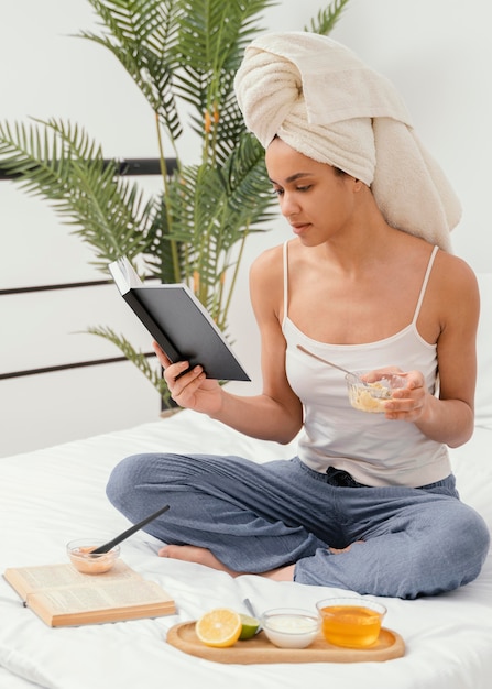 Mujer joven haciendo una mascarilla natural