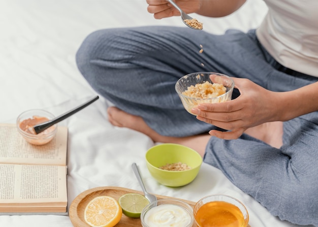 Mujer joven haciendo una mascarilla natural