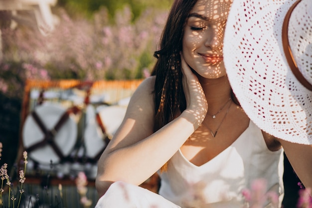 Mujer joven haciendo un picnic en un campo de lavanda