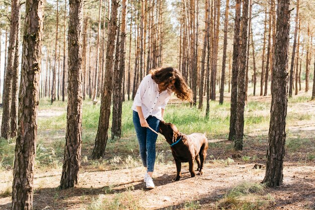 Mujer joven haciendo un picnic con su perro