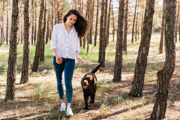 Mujer joven haciendo un picnic con su perro