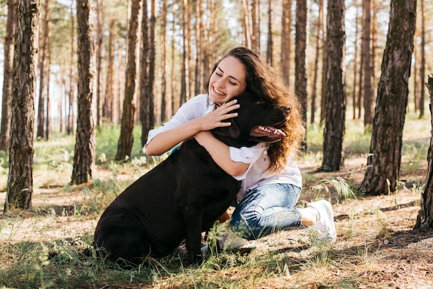 Mujer joven haciendo un picnic con su perro