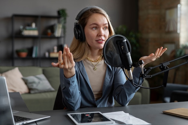 Mujer joven haciendo podcast tiro medio