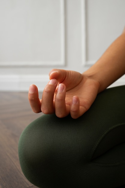 Mujer joven haciendo pose de yoga