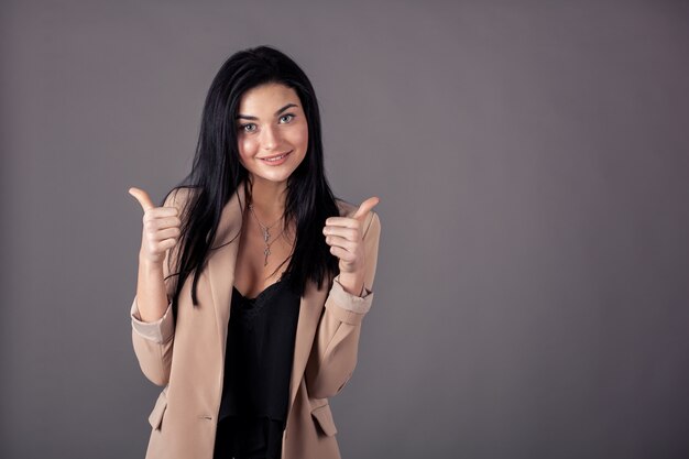 mujer joven haciendo signo de ok