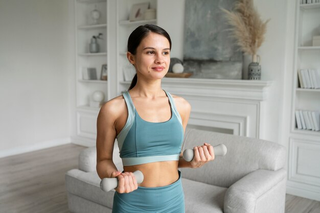 Mujer joven haciendo su entrenamiento en casa