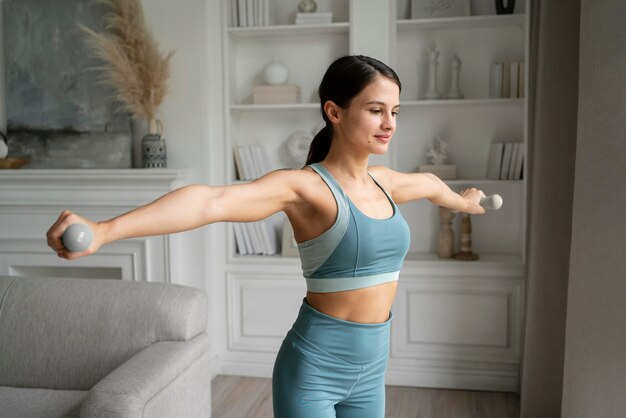 Mujer joven haciendo su entrenamiento en casa