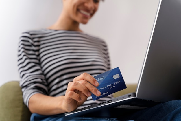 Mujer joven haciendo sus compras online