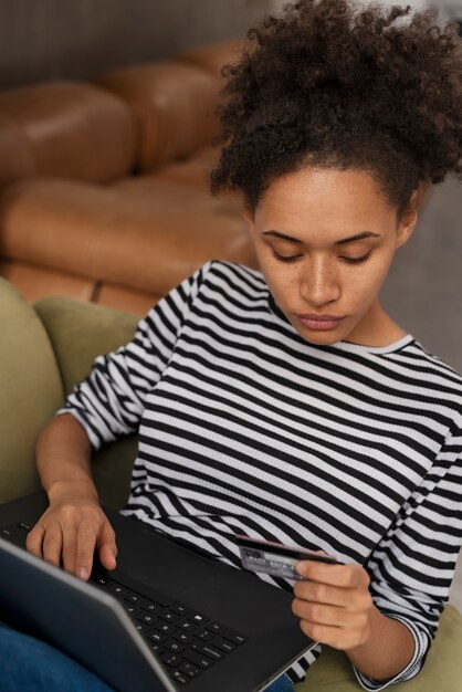 Mujer joven haciendo sus compras online