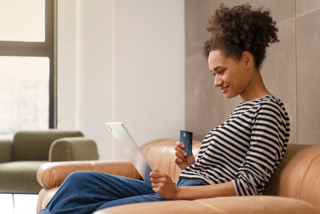 Mujer joven haciendo sus compras online