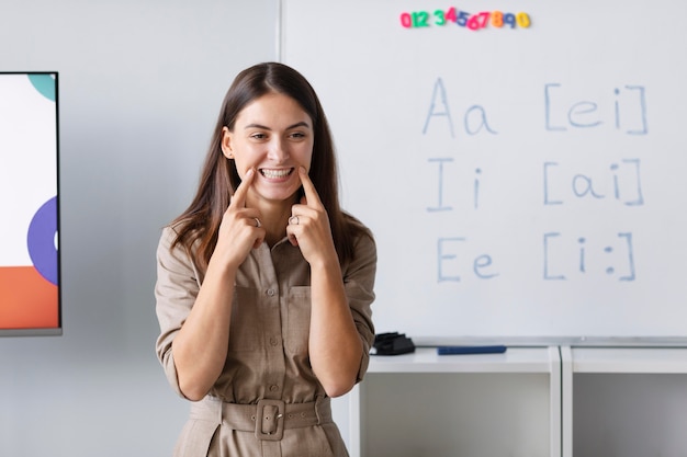 Foto gratuita mujer joven haciendo terapia del habla para niños