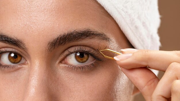 Mujer joven haciendo un tratamiento de belleza para ella