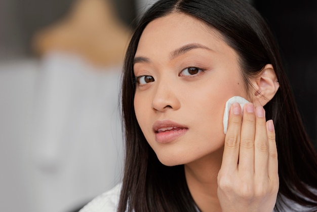 Mujer joven haciendo un tratamiento de belleza