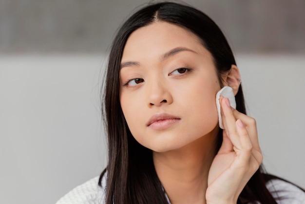 Mujer joven haciendo un tratamiento de belleza