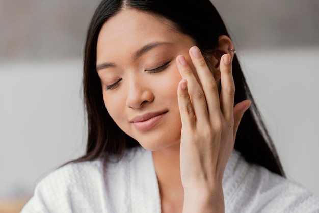 Mujer joven haciendo un tratamiento de belleza