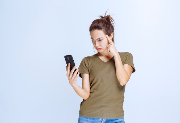 Mujer joven haciendo videollamadas en línea y parece pensativo