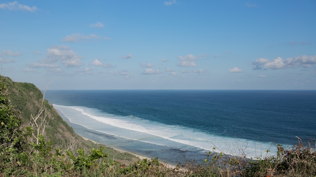 Mujer joven haciendo yoga al aire libre con una increíble vista posterior. Bali. Indonesia.