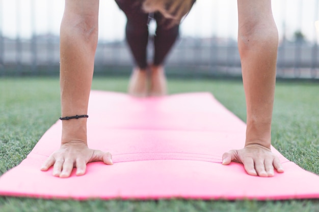 Mujer joven haciendo yoga por la mañana