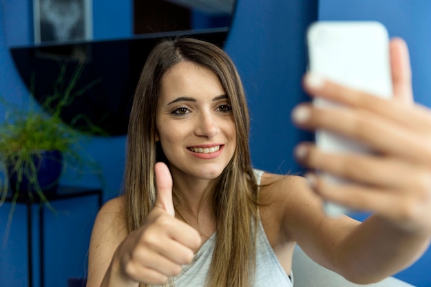 Mujer joven haciéndose un selfie