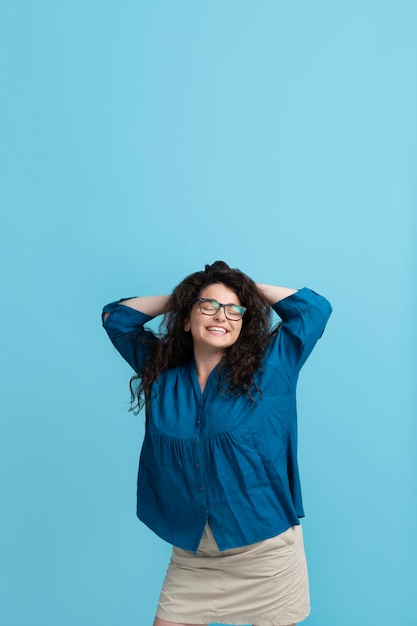 Mujer joven y hermosa celebrando la vida