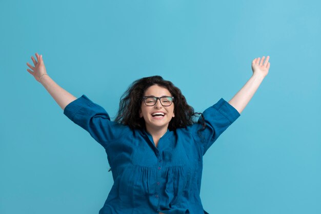 Mujer joven y hermosa celebrando la vida