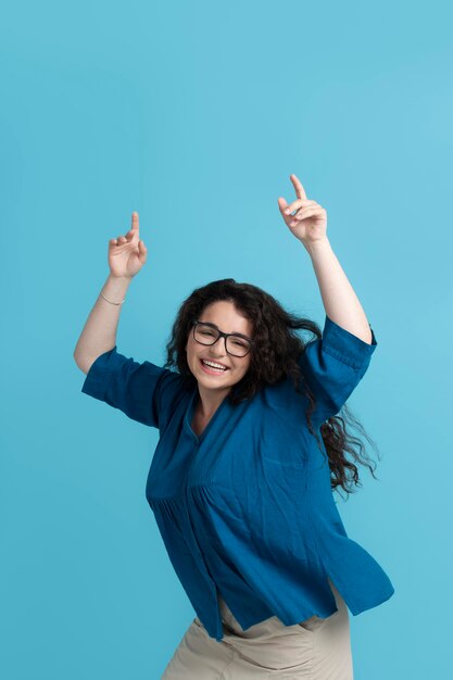 Mujer joven y hermosa celebrando la vida