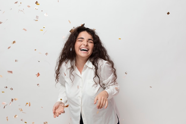 Mujer joven y hermosa celebrando la vida