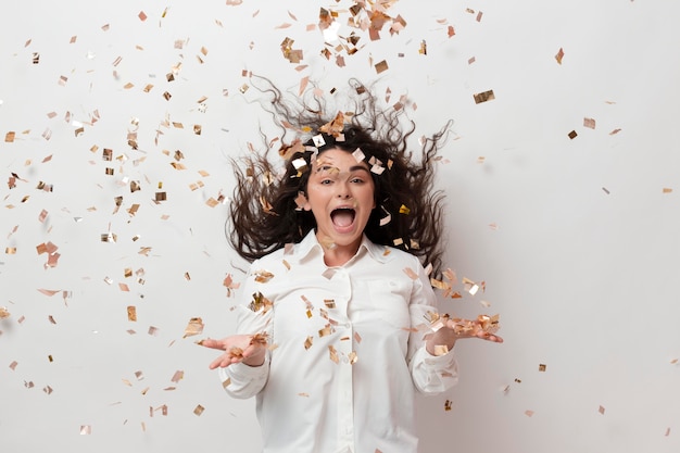 Mujer joven y hermosa celebrando la vida