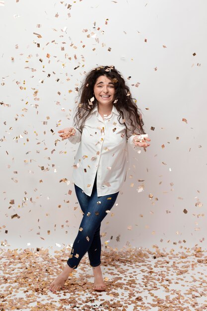 Mujer joven y hermosa celebrando la vida