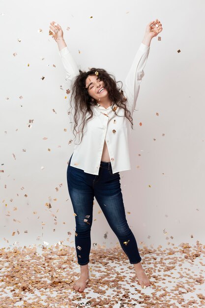 Mujer joven y hermosa celebrando la vida