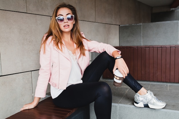 Foto gratuita mujer joven hermosa con estilo hipster en chaqueta de cuero rosa