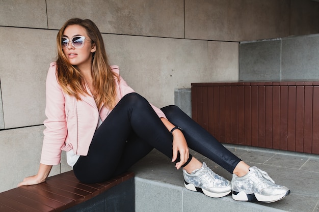 Foto gratuita mujer joven hermosa con estilo hipster en chaqueta de cuero rosa