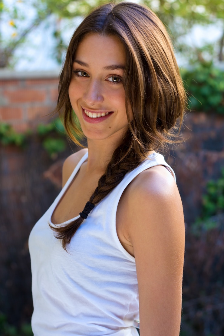 Foto gratuito mujer joven hermosa que mira la cámara en el país.