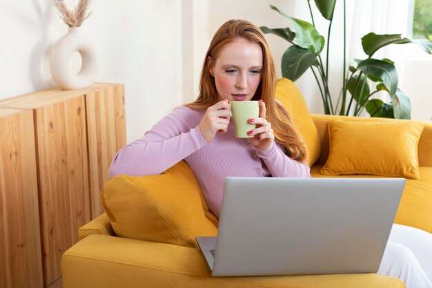 Mujer joven y hermosa con reunión en línea