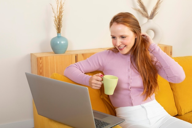 Mujer joven y hermosa con reunión en línea