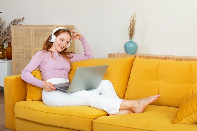 Mujer joven y hermosa con reunión en línea