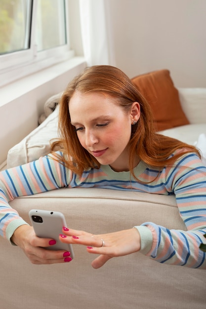 Mujer joven y hermosa con reunión en línea