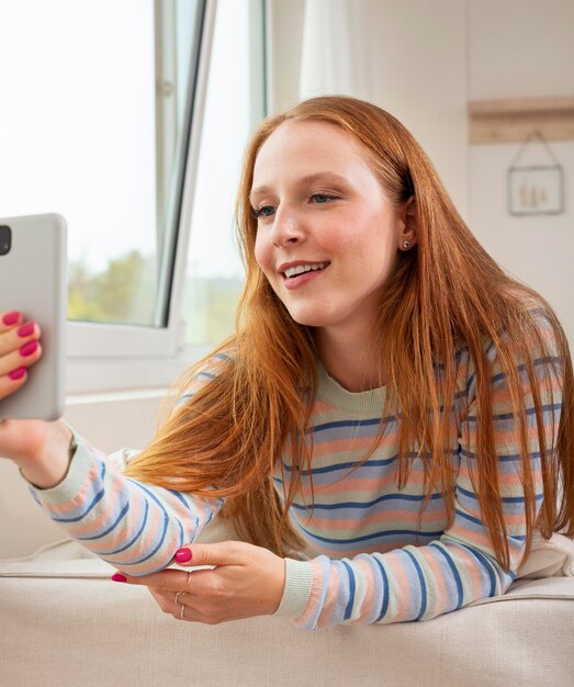 Mujer joven y hermosa con reunión en línea