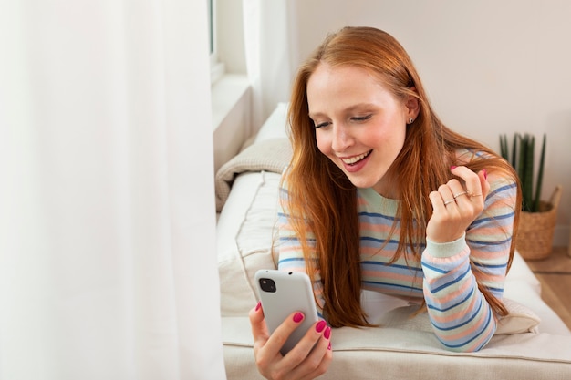 Mujer joven y hermosa con reunión en línea