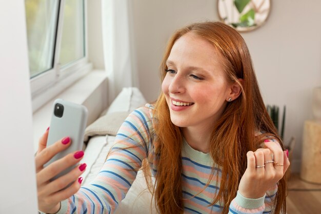 Mujer joven y hermosa con reunión en línea