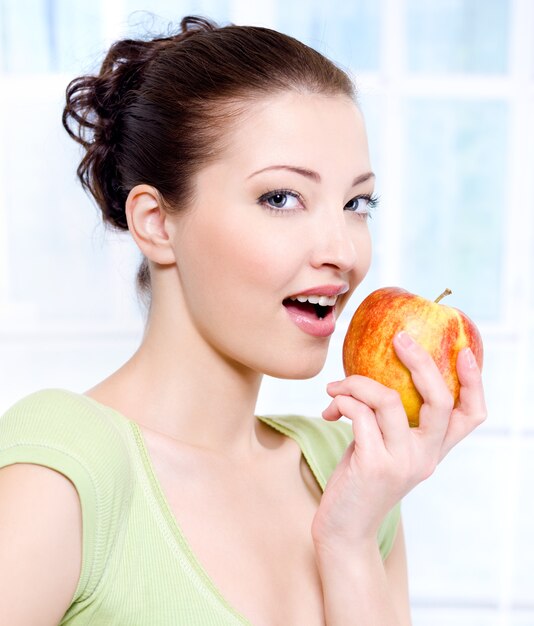 Mujer joven hermosa sensibilidad comiendo manzana