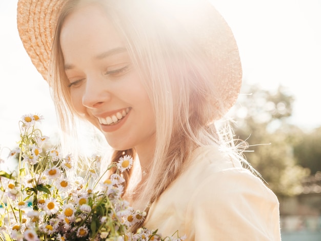 Mujer joven hermosa sonriente hipster en vestido de verano de moda