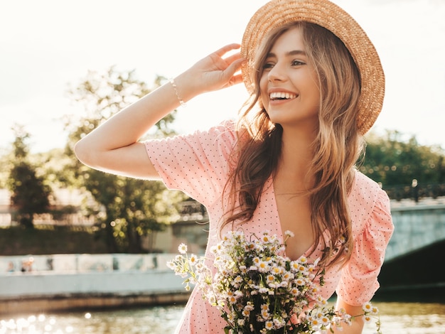 Mujer joven hermosa sonriente hipster en vestido de verano de moda