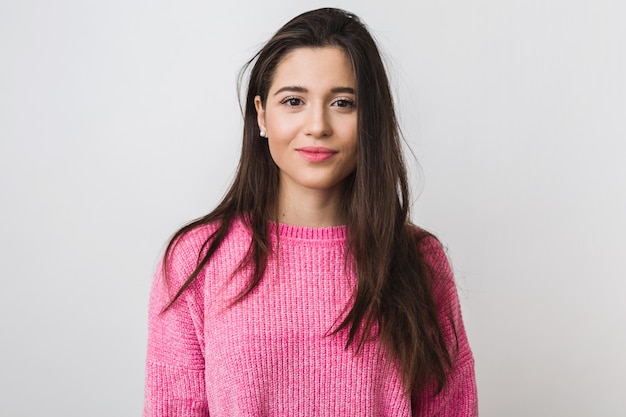 Mujer joven y hermosa en suéter rosa cálido, aspecto natural, sonriente, retrato, aislado, cabello largo