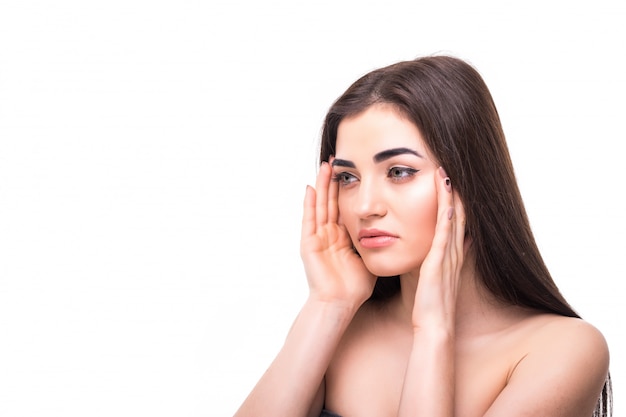 Mujer joven con hermoso maquillaje aislado. Concepto de juventud y cuidado de la piel.