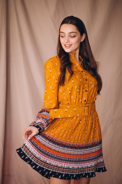 Mujer joven en un hermoso vestido amarillo