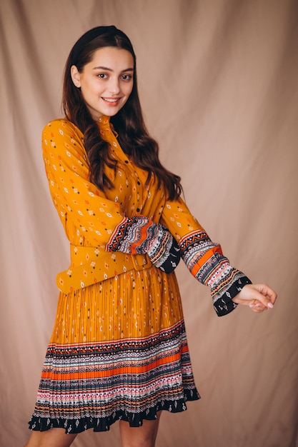 Mujer joven en un hermoso vestido amarillo