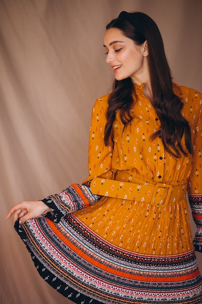 Foto gratuita mujer joven en un hermoso vestido amarillo